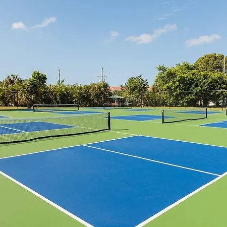 Park Shore Resort By Mike Z Rentals (Adults Only) 