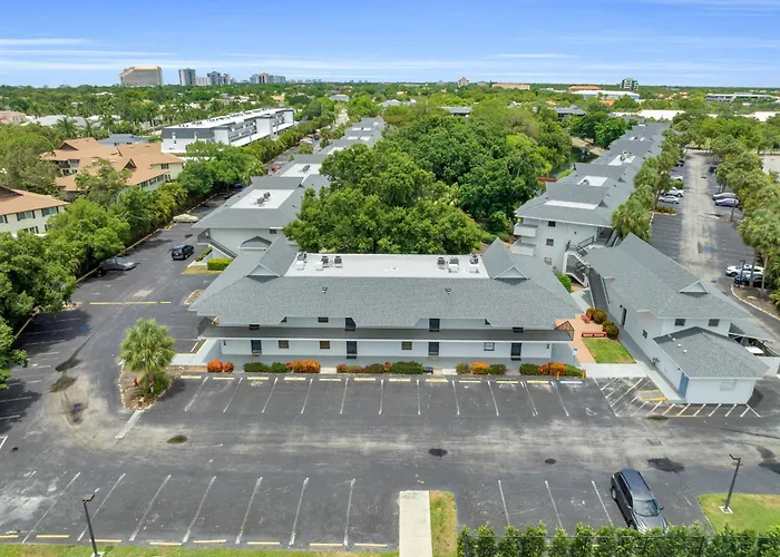 Park Shore Resort By Mike Z Rentals (Adults Only)